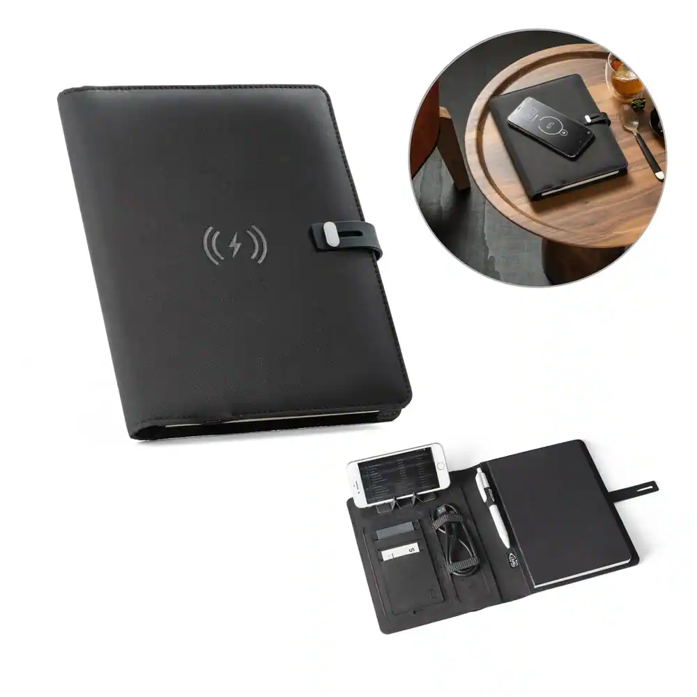 ELEVATE A5 FOLDER. Pasta A5 em poliéster 100% reciclado 300D com carregador wireless embutido 5'000 mAh e bloco com 1280 páginas pautadas